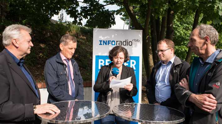 Die Diskussionsrunde: Wilfried Nünthel, Stadtrat für Stadtentwicklung in Lichtenberg, Thomas Neuendorf, Polizeisprecher, A. Miersch, Moderatorin, Björn Sacknieß, Bürgerverein Karlshorst, Dr. Roman Jaich vom ADFC (Bild: Dieter Freiberg)